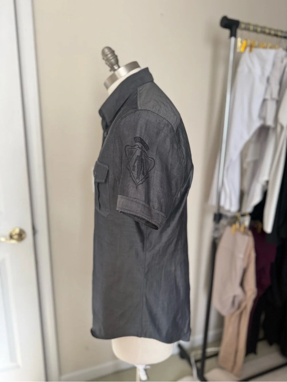 Gucci Men's Short-Sleeve Button-Down Shirt in Dark Gray